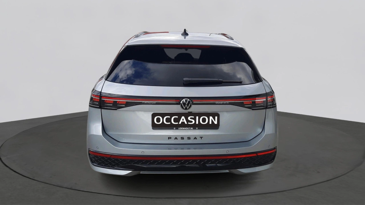 Volkswagen Passat Variant 1.5 eTSI R-Line Edition | Panoramadak | 19