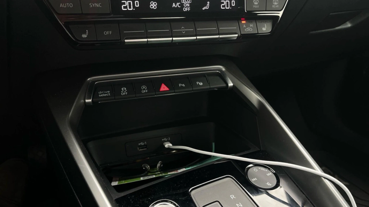 Audi A3 Limousine 35 TFSI 150Pk Business Edition / Stoelverwarming / ParkeerhulpV+A