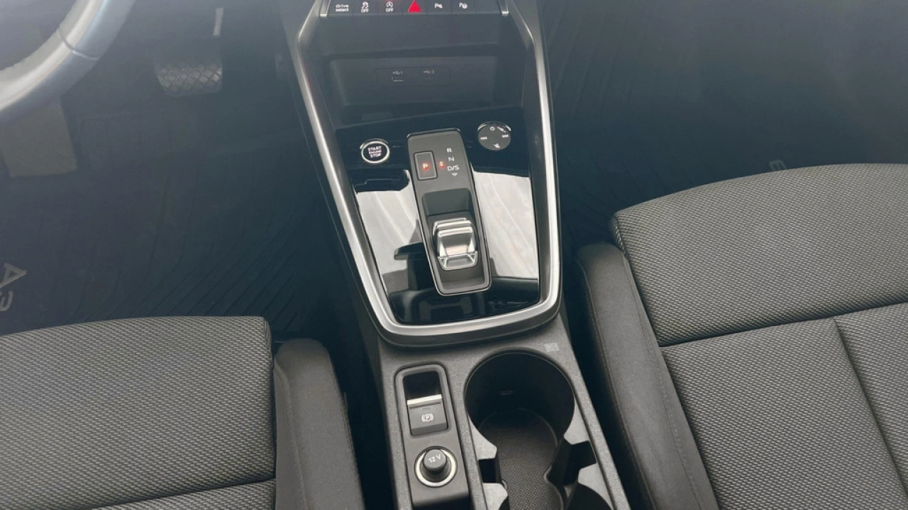 Audi A3 Limousine 35 TFSI 150Pk Business Edition / Stoelverwarming / ParkeerhulpV+A
