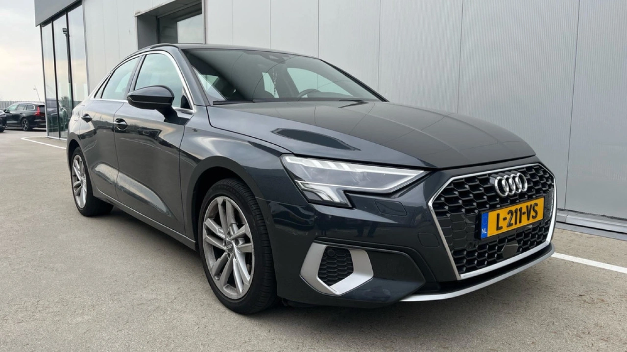 Audi A3 Limousine 35 TFSI 150Pk Business Edition / Stoelverwarming / ParkeerhulpV+A