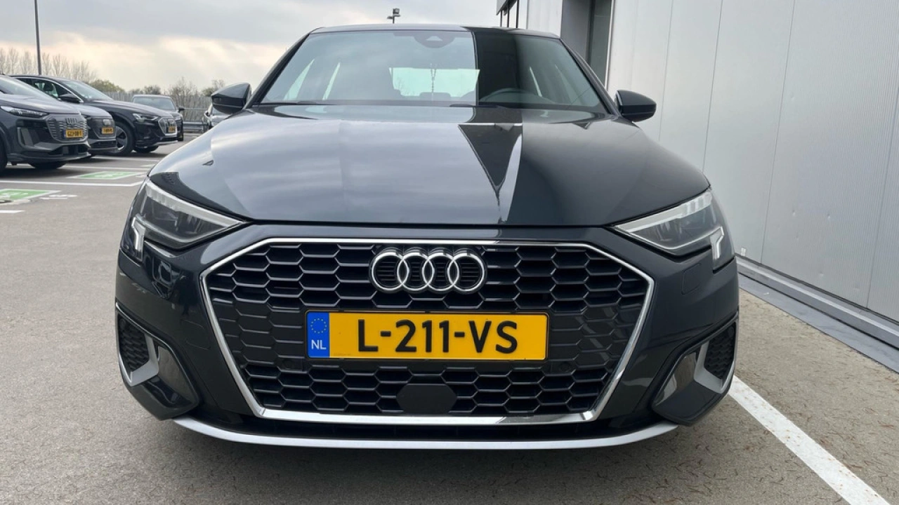 Audi A3 Limousine 35 TFSI 150Pk Business Edition / Stoelverwarming / ParkeerhulpV+A