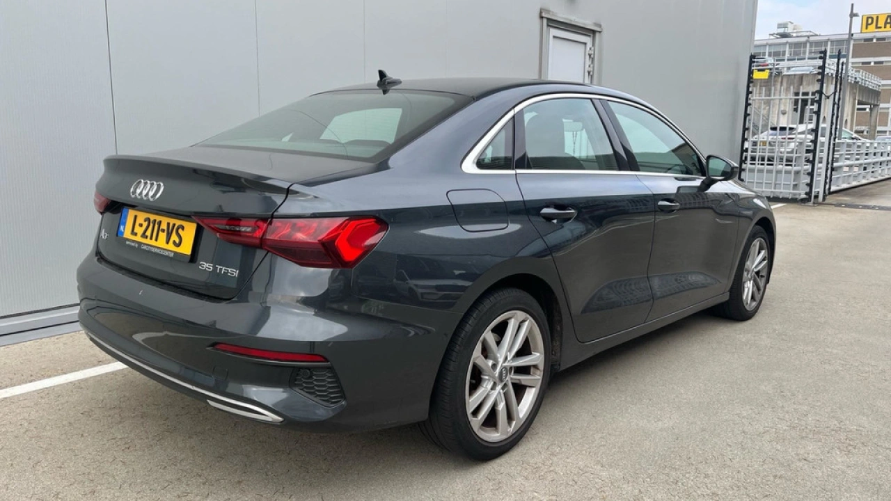 Audi A3 Limousine 35 TFSI 150Pk Business Edition / Stoelverwarming / ParkeerhulpV+A