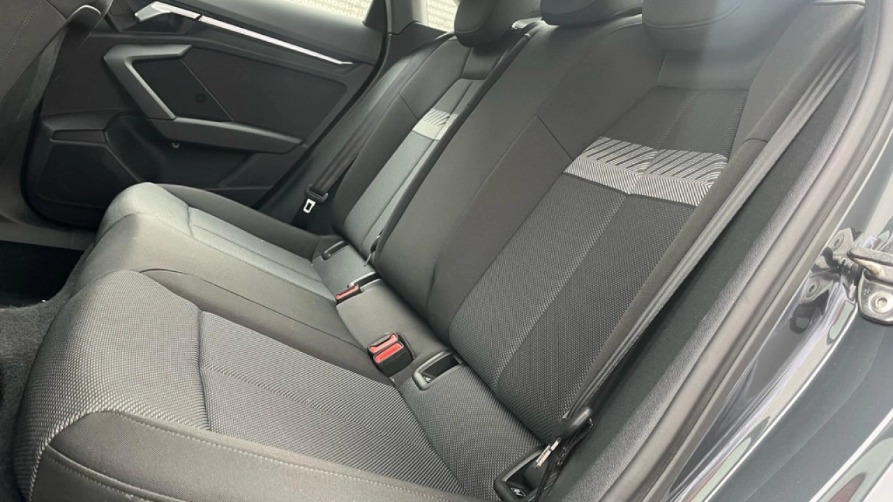 Audi A3 Limousine 35 TFSI 150Pk Business Edition / Stoelverwarming / ParkeerhulpV+A