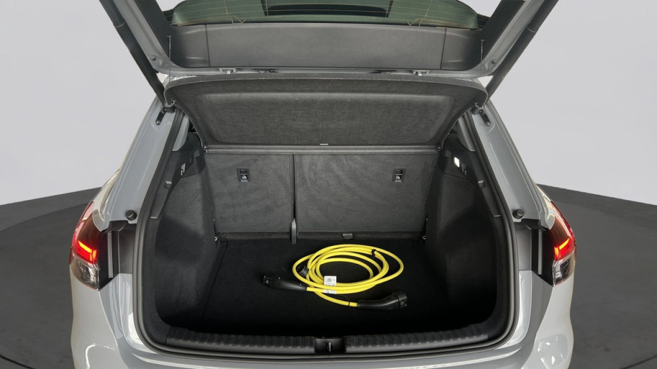 Audi Q4 e-tron 40 Advanced edition 82Kwh 204Pk / Parkeerhulp plus / Matrix Led / Sfeerverlichting