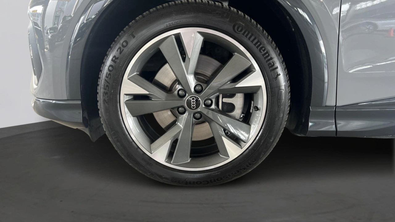 Audi Q4 e-tron 40 Advanced edition 82Kwh 204Pk / Parkeerhulp plus / Matrix Led / Sfeerverlichting