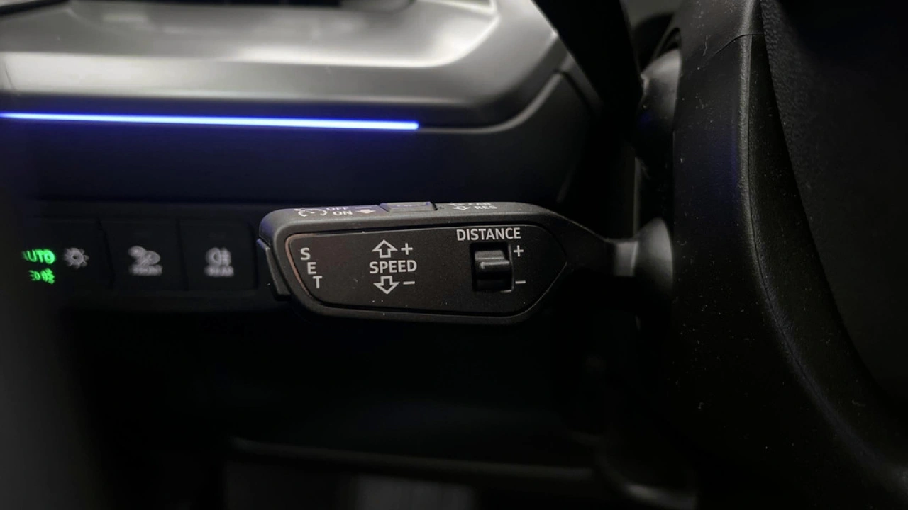Audi Q4 e-tron 40 Advanced edition 82Kwh 204Pk / Parkeerhulp plus / Matrix Led / Sfeerverlichting