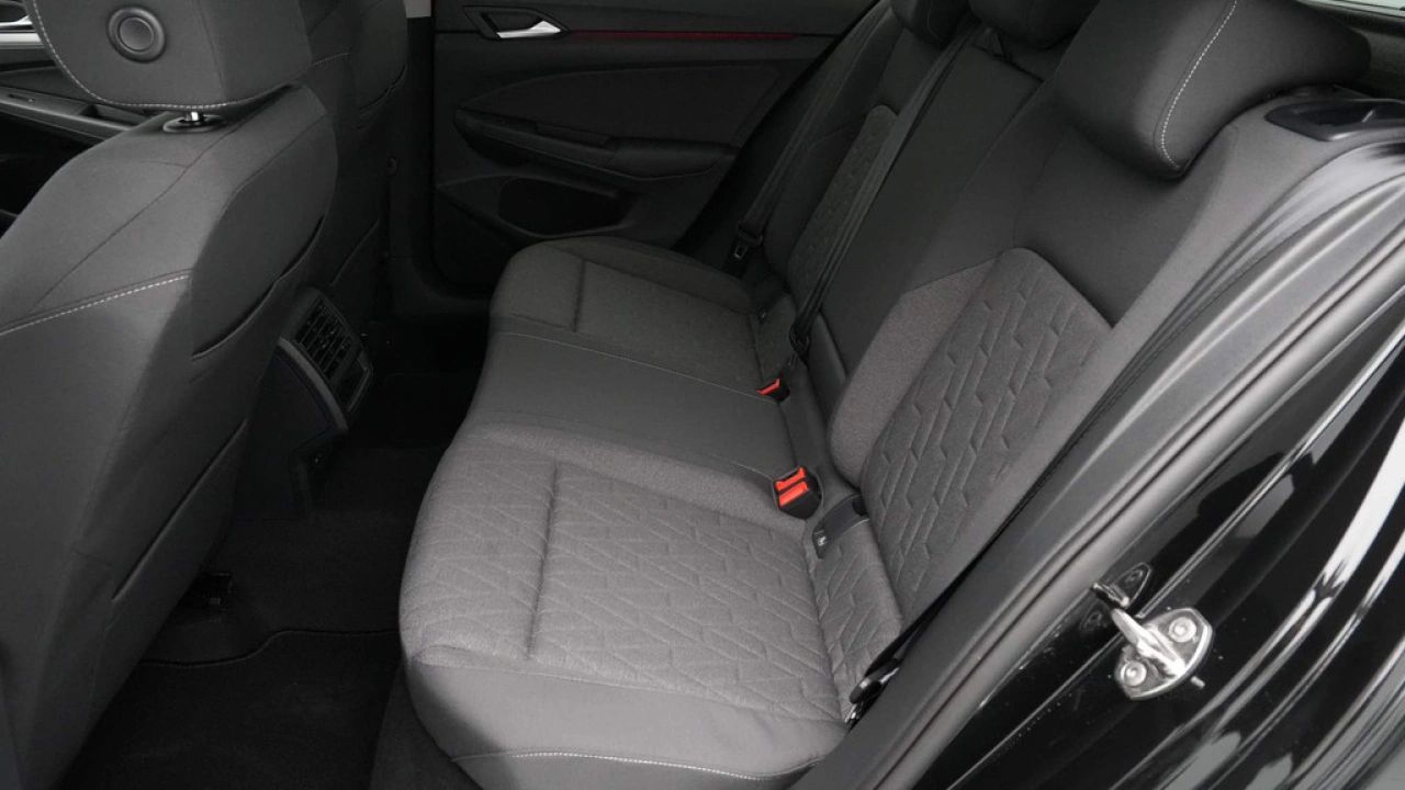 Volkswagen Golf 1.5 eTSI 115pk DSG Oranje Edition