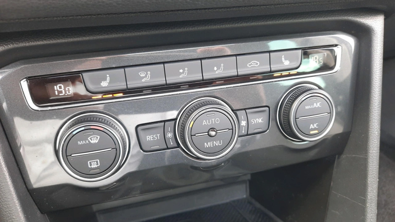 Volkswagen Tiguan 1.5 TSI ACT Comfortline | Navi | Trekhaak | Panoramadak |