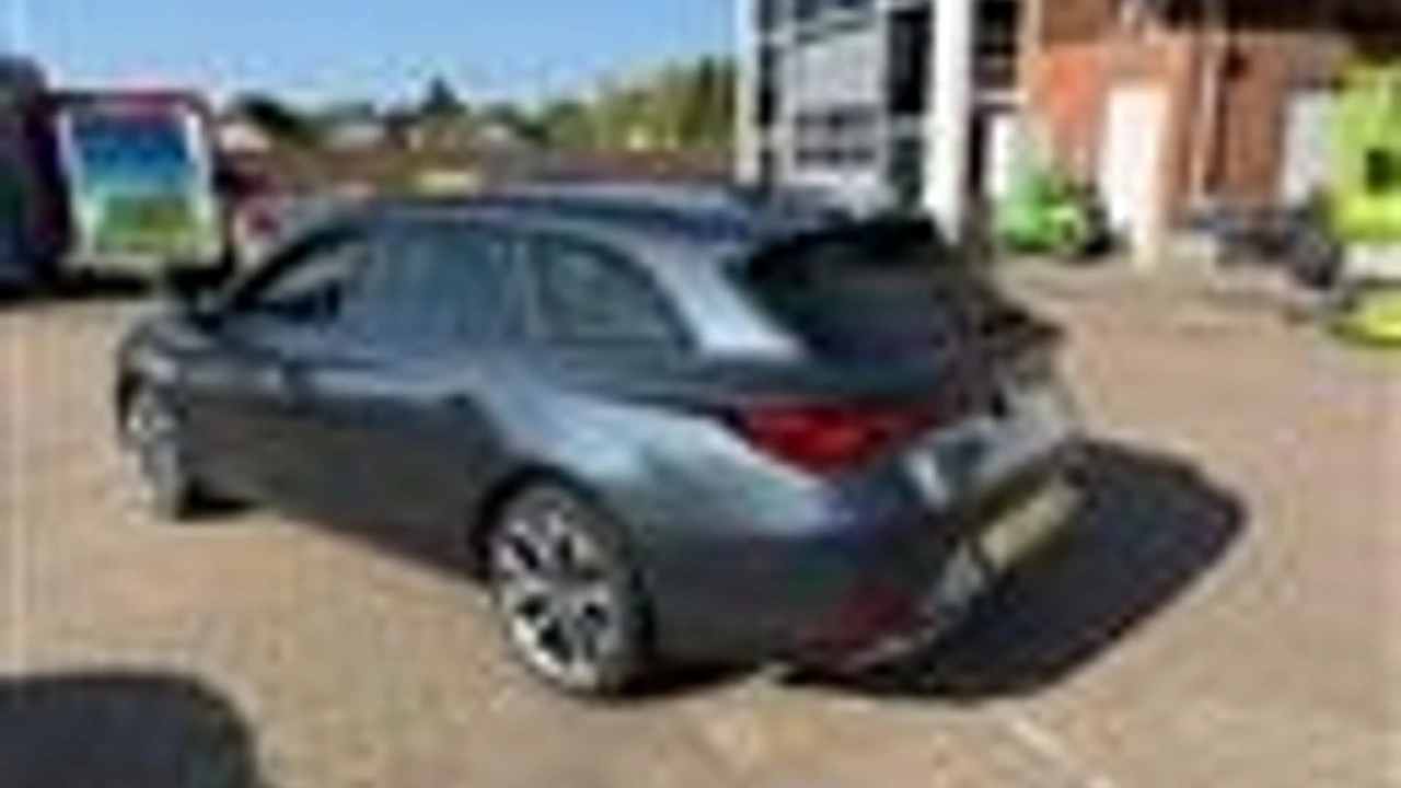 SEAT Leon Sportstourer 1.5 eTSI FR Launch Edition