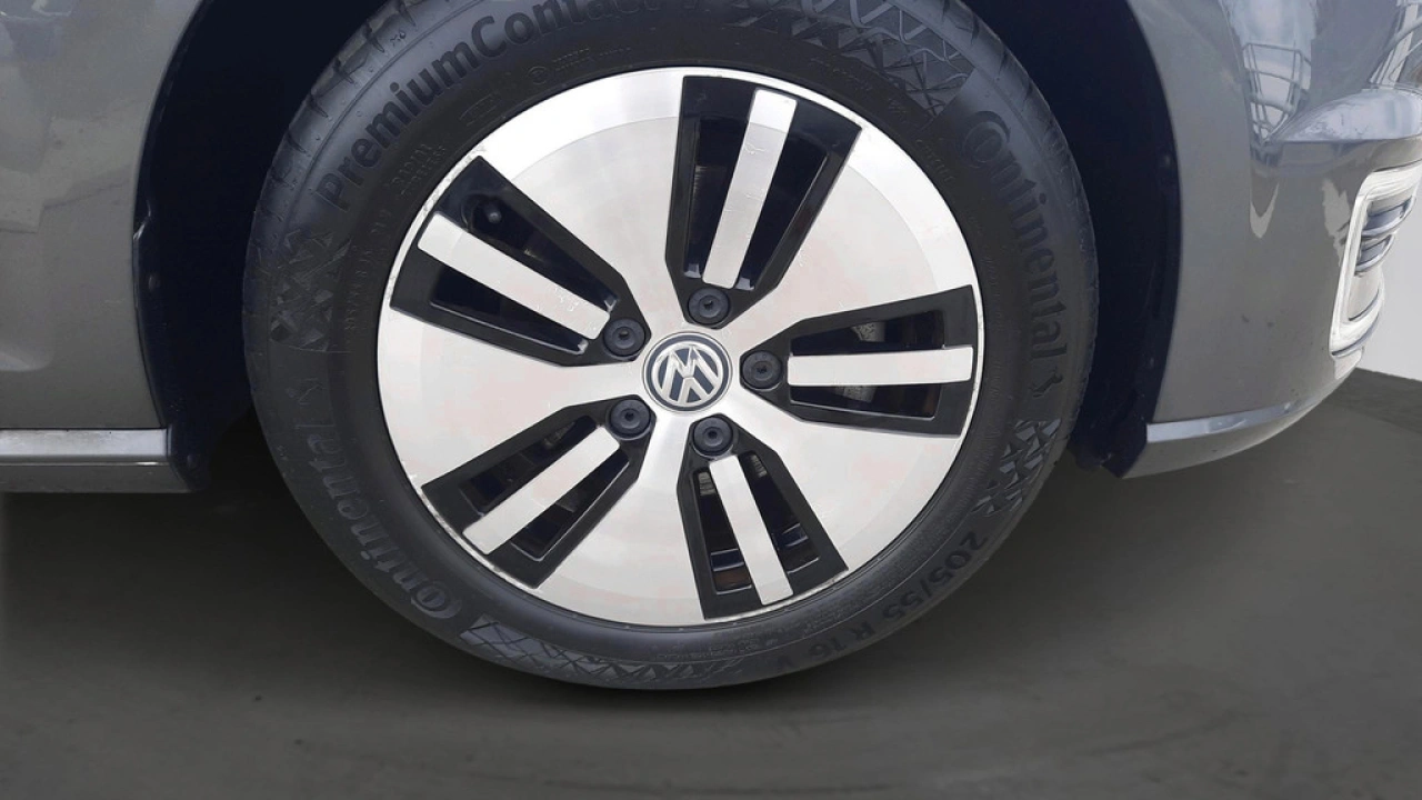 Volkswagen e-Golf E-DITION | Warmtepomp | Camera | Navi | App Connect