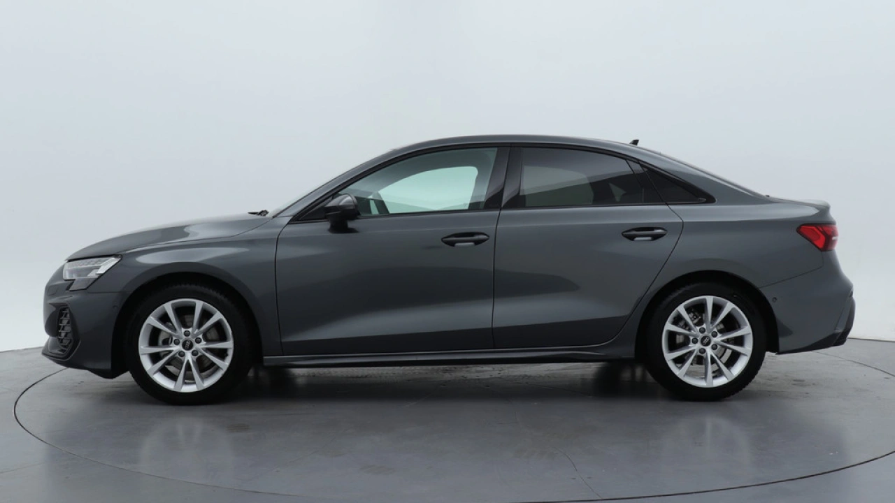 Audi A3 Limousine 30 TFSI S edition | PDC V+A | Camera | Zwart optiek | Audi Sound | Privacy glas |