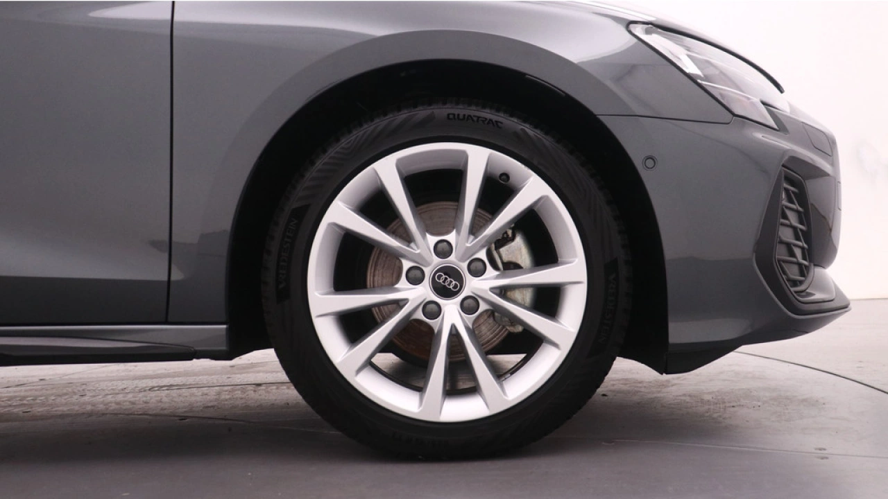 Audi A3 Limousine 30 TFSI S edition | PDC V+A | Camera | Zwart optiek | Audi Sound | Privacy glas |