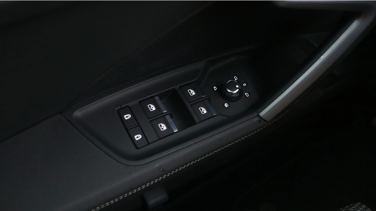 Audi A3 Limousine 30 TFSI S edition | PDC V+A | Camera | Zwart optiek | Audi Sound | Privacy glas |