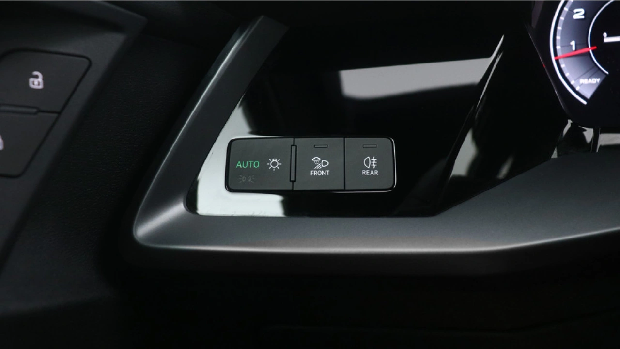 Audi A3 Limousine 30 TFSI S edition | PDC V+A | Camera | Zwart optiek | Audi Sound | Privacy glas |