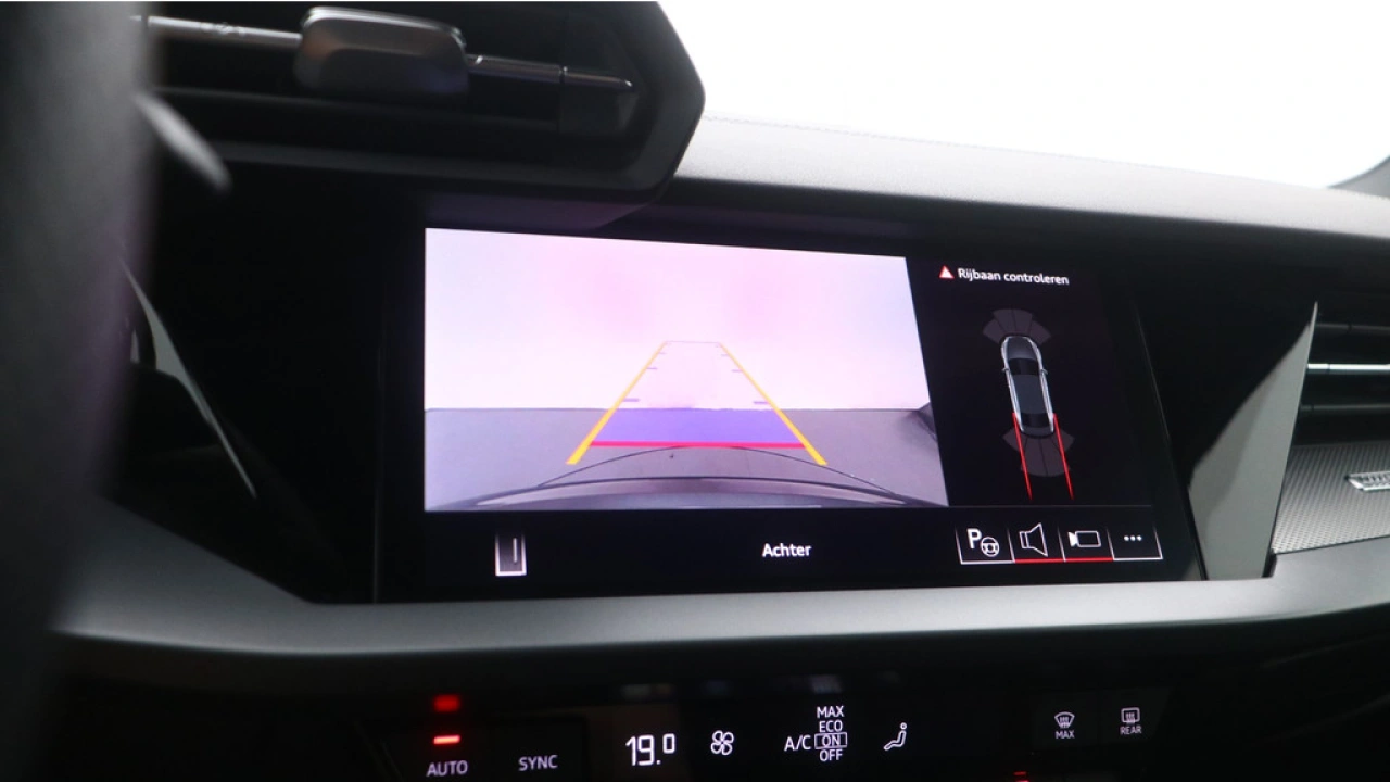 Audi A3 Limousine 30 TFSI S edition | PDC V+A | Camera | Zwart optiek | Audi Sound | Privacy glas |