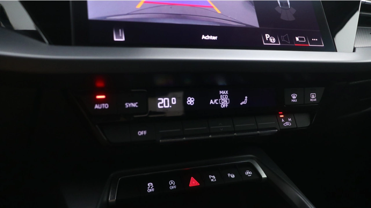 Audi A3 Limousine 30 TFSI S edition | PDC V+A | Camera | Zwart optiek | Audi Sound | Privacy glas |