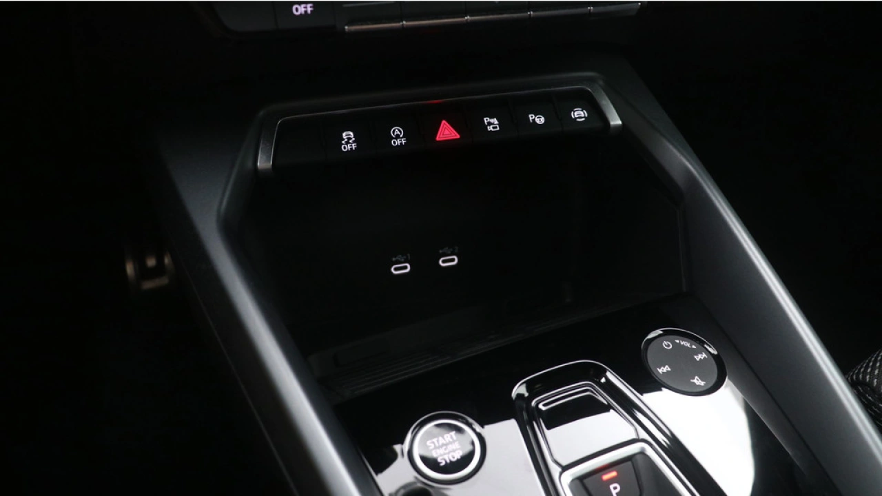 Audi A3 Limousine 30 TFSI S edition | PDC V+A | Camera | Zwart optiek | Audi Sound | Privacy glas |