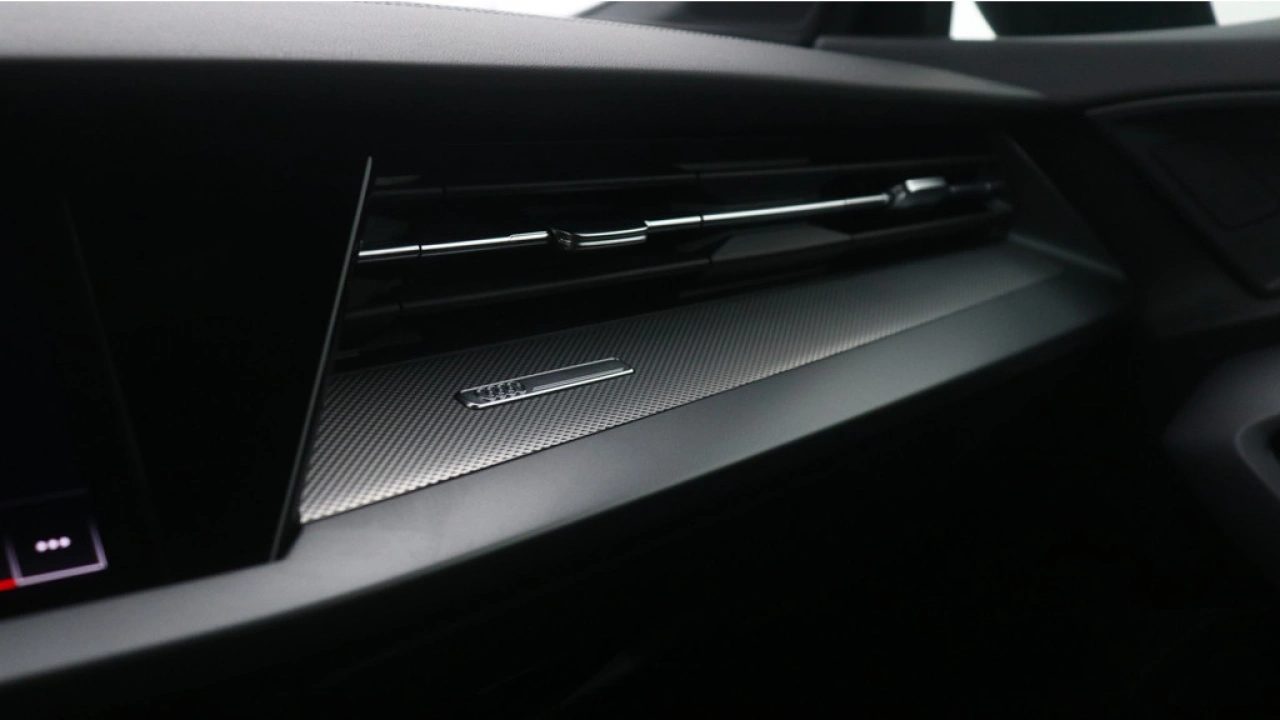 Audi A3 Limousine 30 TFSI S edition | PDC V+A | Camera | Zwart optiek | Audi Sound | Privacy glas |
