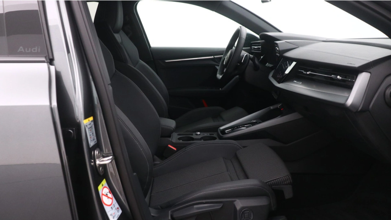 Audi A3 Limousine 30 TFSI S edition | PDC V+A | Camera | Zwart optiek | Audi Sound | Privacy glas |
