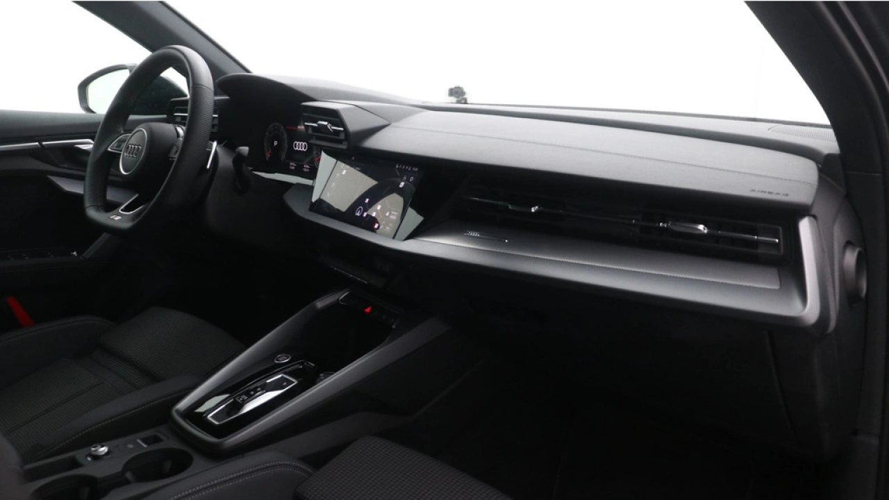 Audi A3 Limousine 30 TFSI S edition | PDC V+A | Camera | Zwart optiek | Audi Sound | Privacy glas |