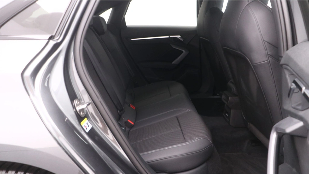 Audi A3 Limousine 30 TFSI S edition | PDC V+A | Camera | Zwart optiek | Audi Sound | Privacy glas |