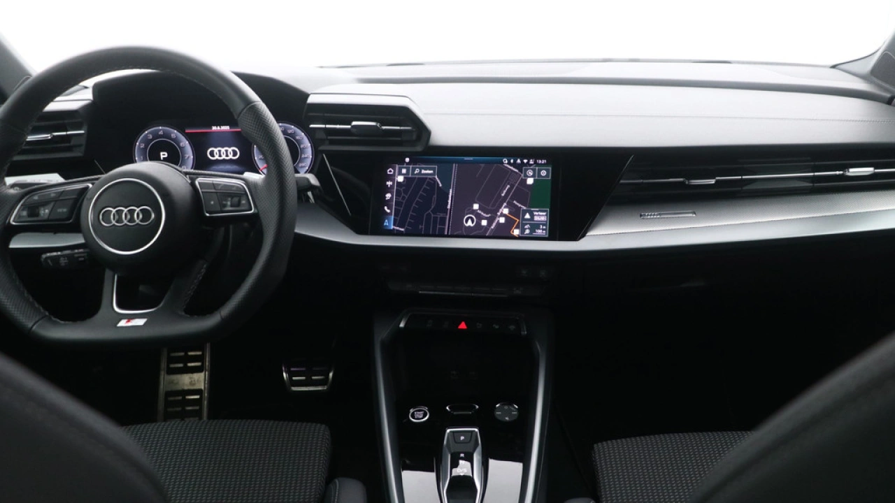 Audi A3 Limousine 30 TFSI S edition | PDC V+A | Camera | Zwart optiek | Audi Sound | Privacy glas |