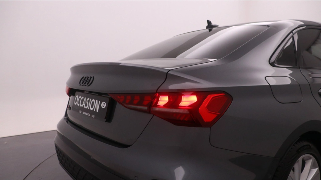 Audi A3 Limousine 30 TFSI S edition | PDC V+A | Camera | Zwart optiek | Audi Sound | Privacy glas |