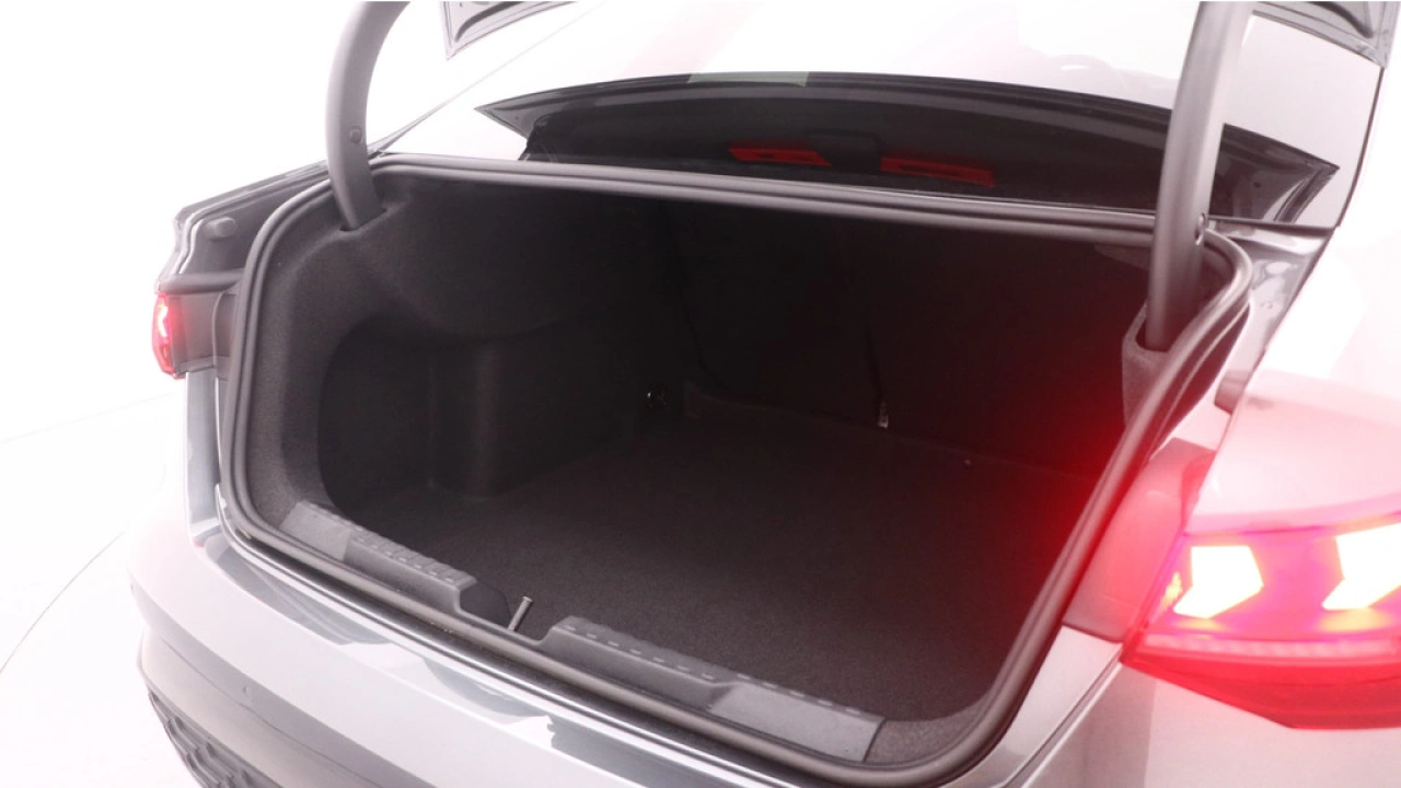 Audi A3 Limousine 30 TFSI S edition | PDC V+A | Camera | Zwart optiek | Audi Sound | Privacy glas |