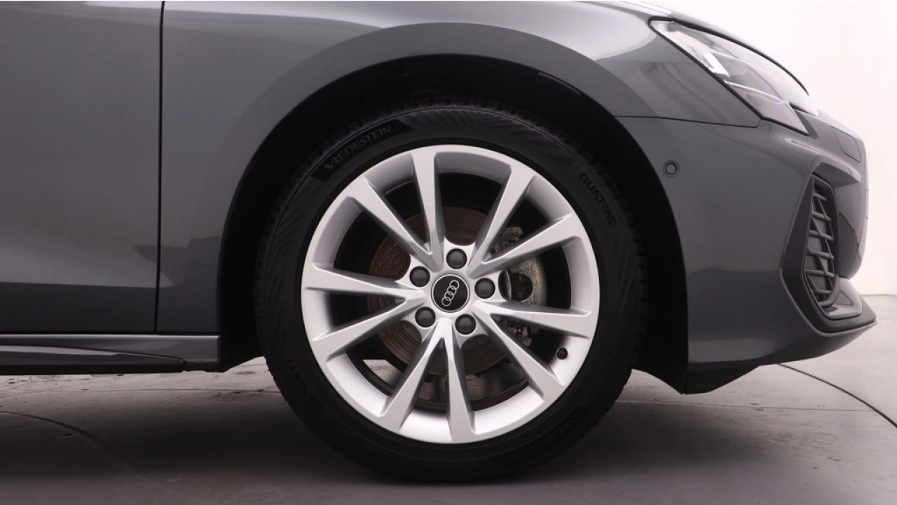 Audi A3 Limousine 30 TFSI S Edition | PDC V+A | Camera | Zwart optiek | Audi Sound | Privacy glas | |