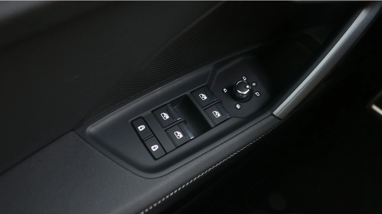 Audi A3 Limousine 30 TFSI S Edition | PDC V+A | Camera | Zwart optiek | Audi Sound | Privacy glas | |