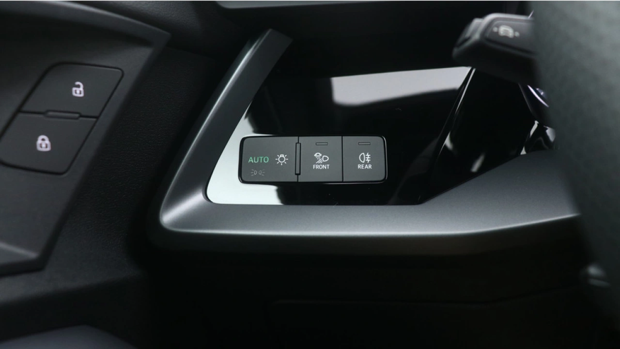 Audi A3 Limousine 30 TFSI S Edition | PDC V+A | Camera | Zwart optiek | Audi Sound | Privacy glas | |