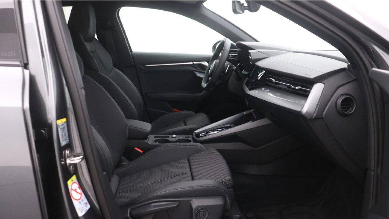 Audi A3 Limousine 30 TFSI S Edition | PDC V+A | Camera | Zwart optiek | Audi Sound | Privacy glas | |