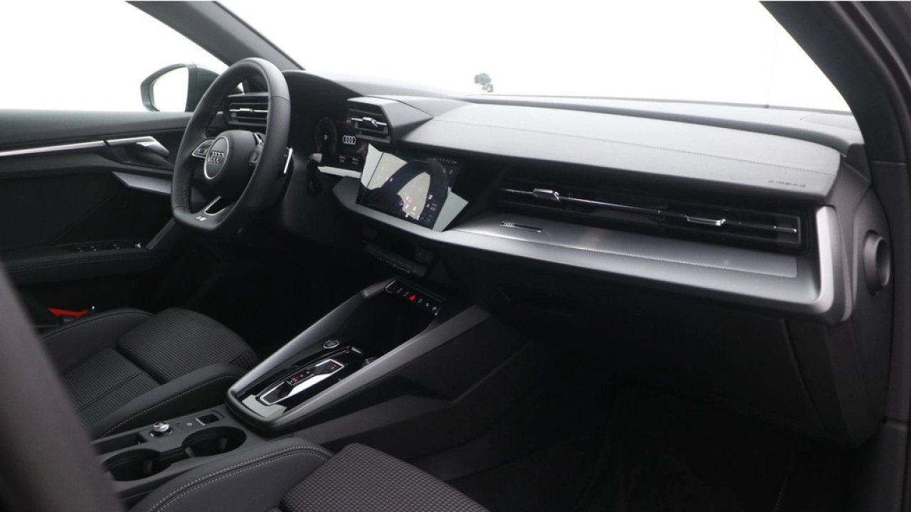Audi A3 Limousine 30 TFSI S Edition | PDC V+A | Camera | Zwart optiek | Audi Sound | Privacy glas | |