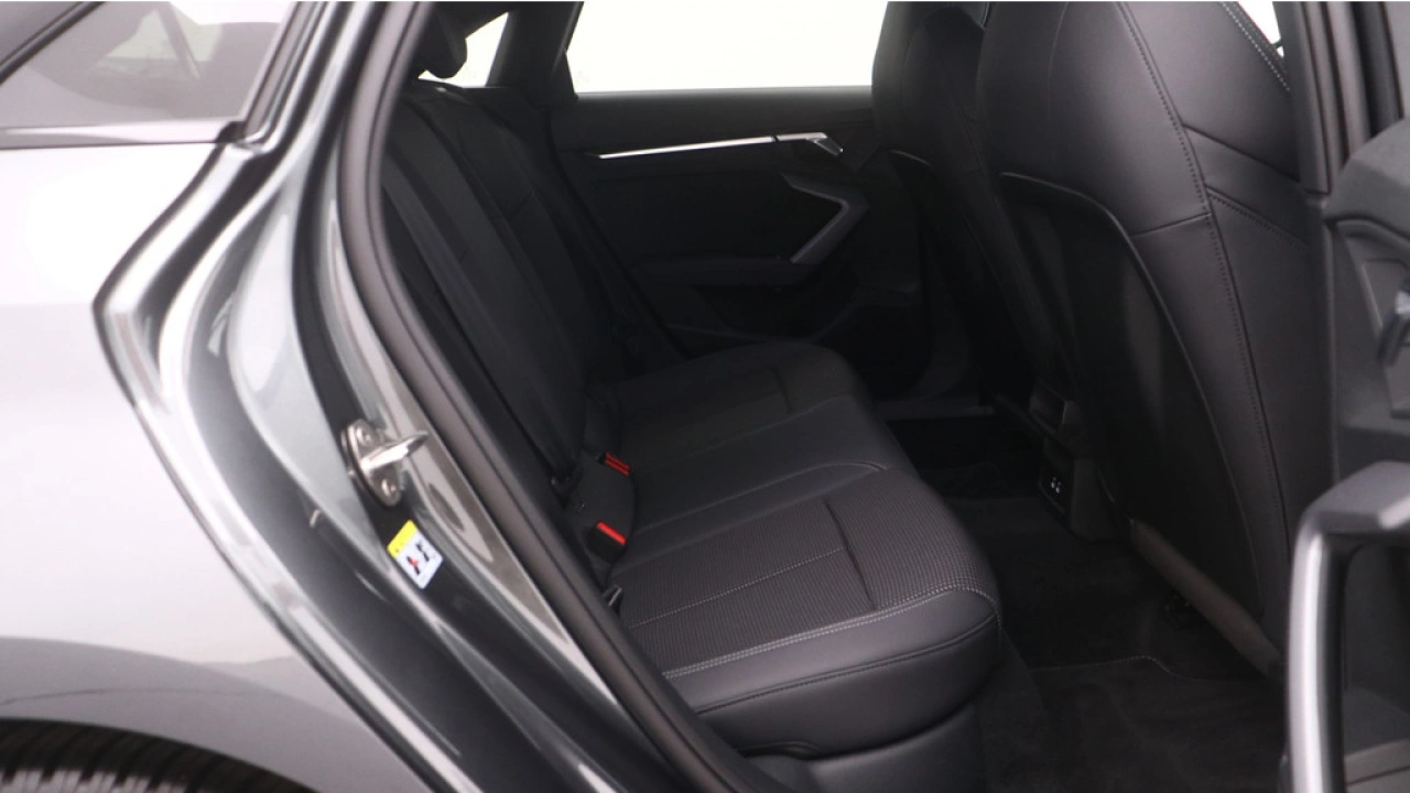 Audi A3 Limousine 30 TFSI S Edition | PDC V+A | Camera | Zwart optiek | Audi Sound | Privacy glas | |