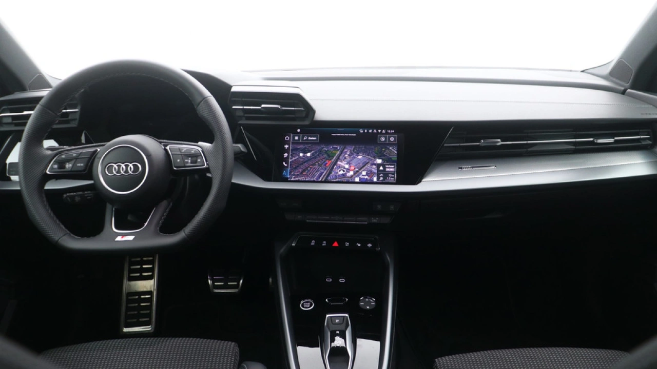 Audi A3 Limousine 30 TFSI S Edition | PDC V+A | Camera | Zwart optiek | Audi Sound | Privacy glas | |