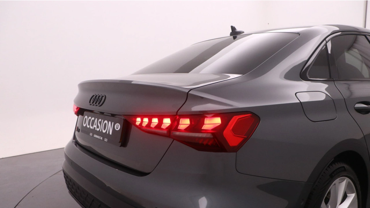 Audi A3 Limousine 30 TFSI S Edition | PDC V+A | Camera | Zwart optiek | Audi Sound | Privacy glas | |