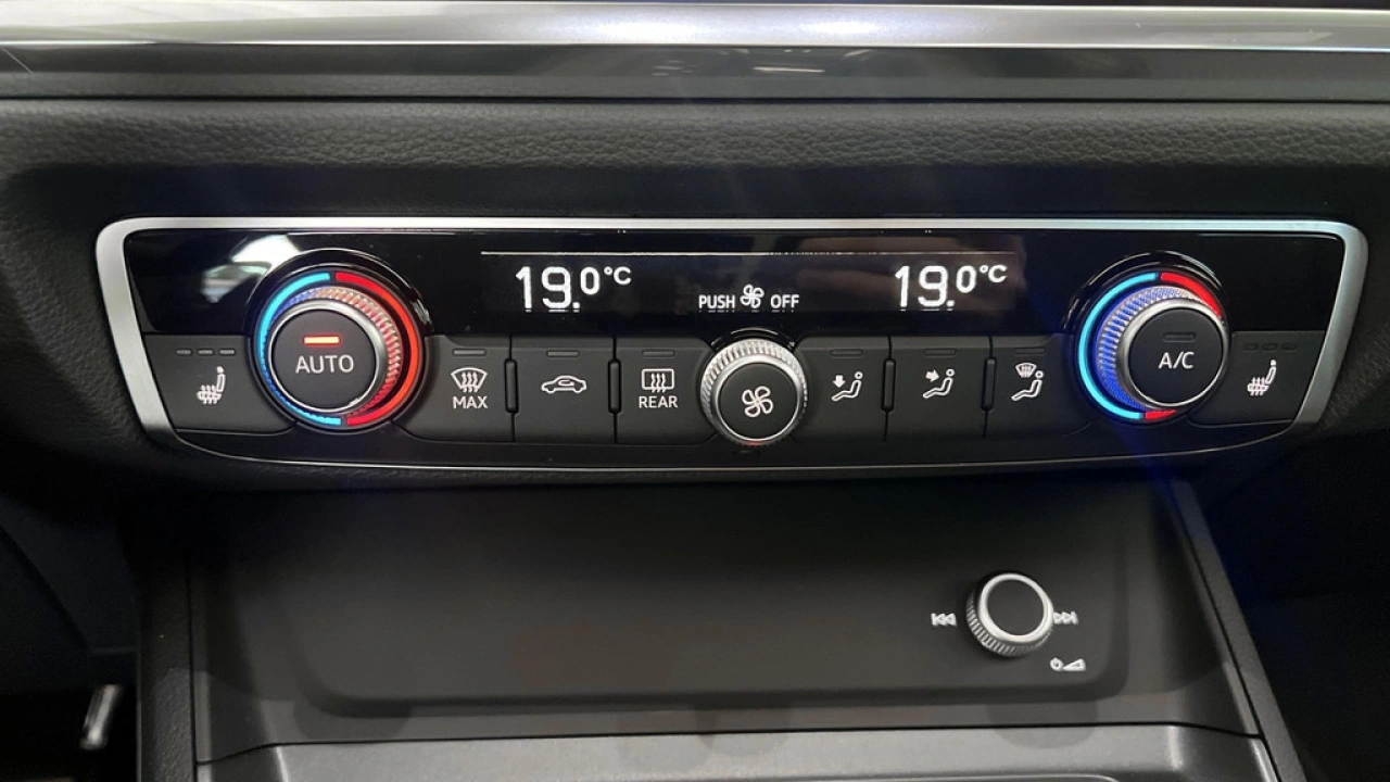 Audi Q3 45 TFSI e 245Pk S edition / Panodak / Sfeerverlichting / Stoelverwarming