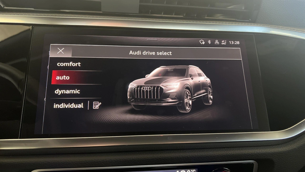 Audi Q3 45 TFSI e 245Pk S edition / Panodak / Sfeerverlichting / Stoelverwarming