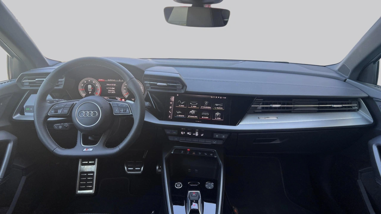 Audi A3 Limousine 30 TFSI 116PK S edition / Parking Plus / Comfort Plus / Privacy glas