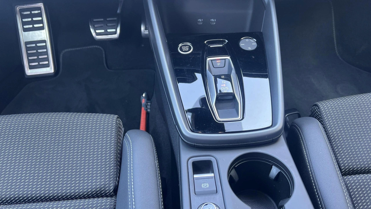 Audi A3 Limousine 30 TFSI 116PK S edition / Parking Plus / Comfort Plus / Privacy glas