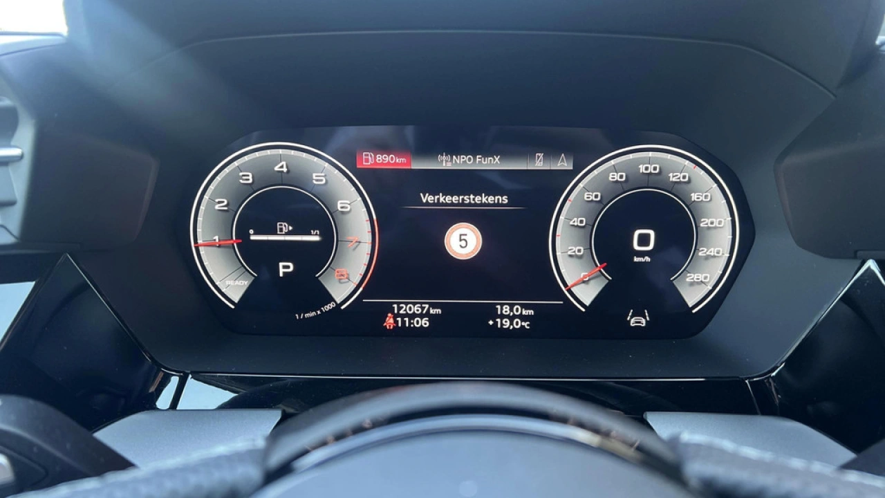 Audi A3 Limousine 30 TFSI 116PK S edition / Parking Plus / Comfort Plus / Privacy glas