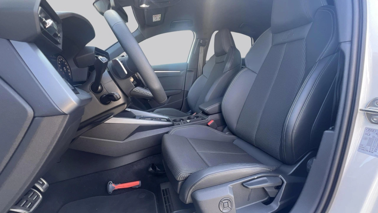 Audi A3 Limousine 30 TFSI 116PK S edition / Parking Plus / Comfort Plus / Privacy glas