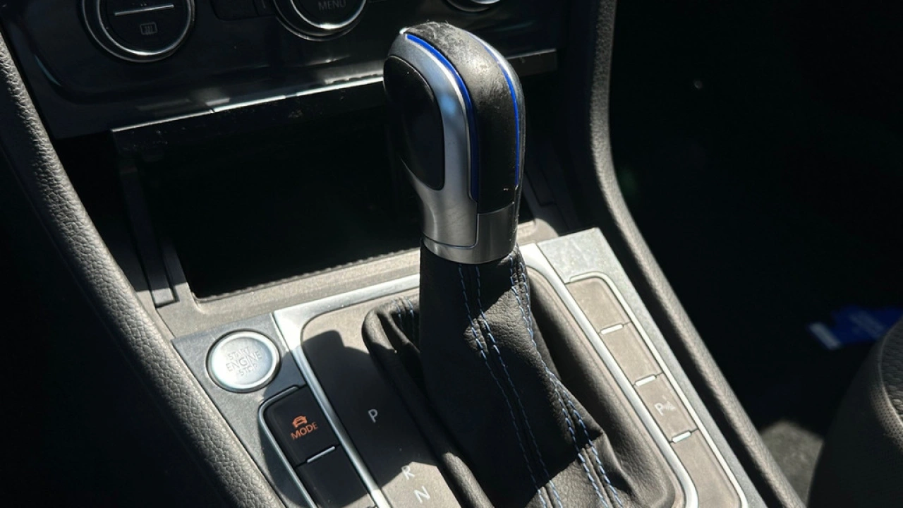 Volkswagen e-Golf e-Golf 36 kWh 136pk Warmtepomp Navigatie Key Less