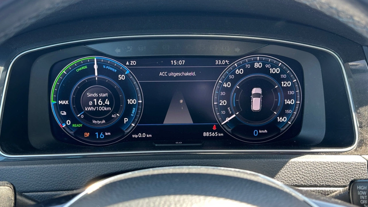 Volkswagen e-Golf e-Golf 36 kWh 136pk Warmtepomp Navigatie Key Less