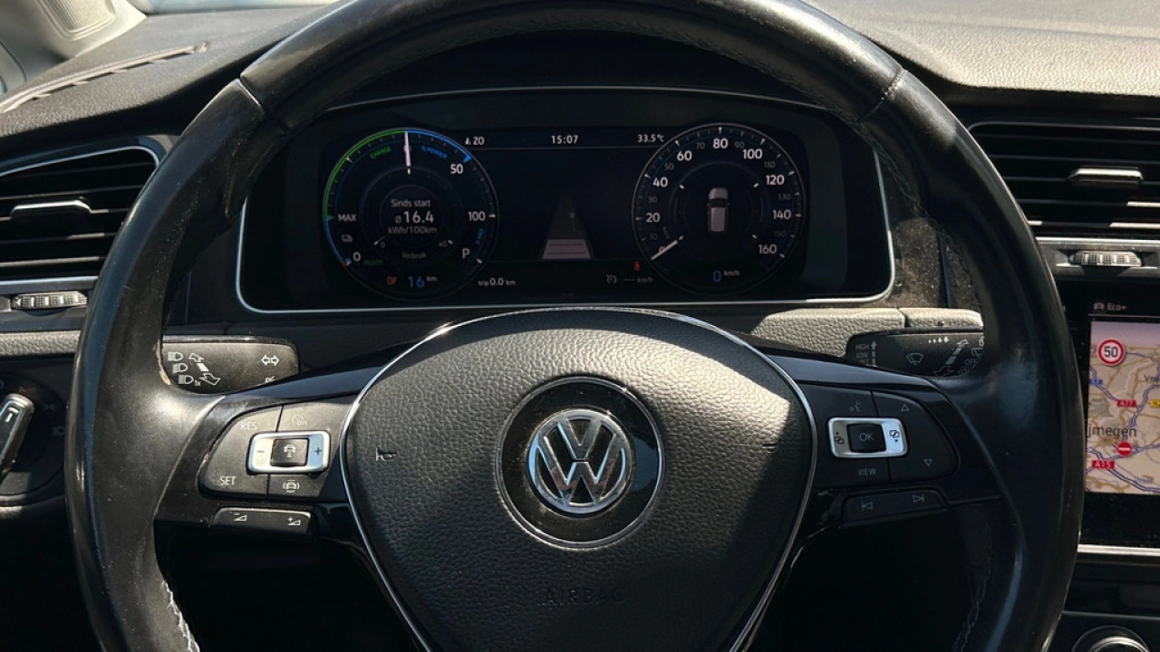 Volkswagen e-Golf e-Golf 36 kWh 136pk Warmtepomp Navigatie Key Less