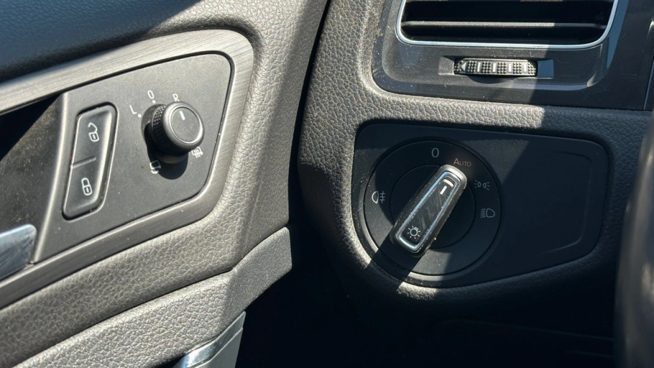 Volkswagen e-Golf e-Golf 36 kWh 136pk Warmtepomp Navigatie Key Less
