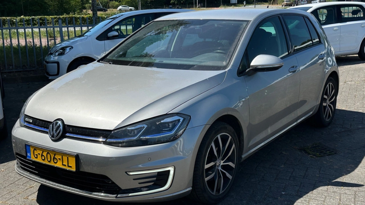 Volkswagen e-Golf e-Golf 36 kWh 136pk Warmtepomp Navigatie Key Less