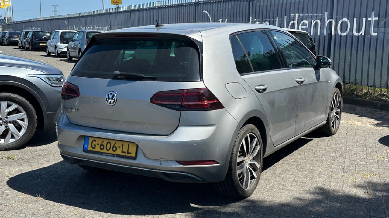 Volkswagen e-Golf e-Golf 36 kWh 136pk Warmtepomp Navigatie Key Less