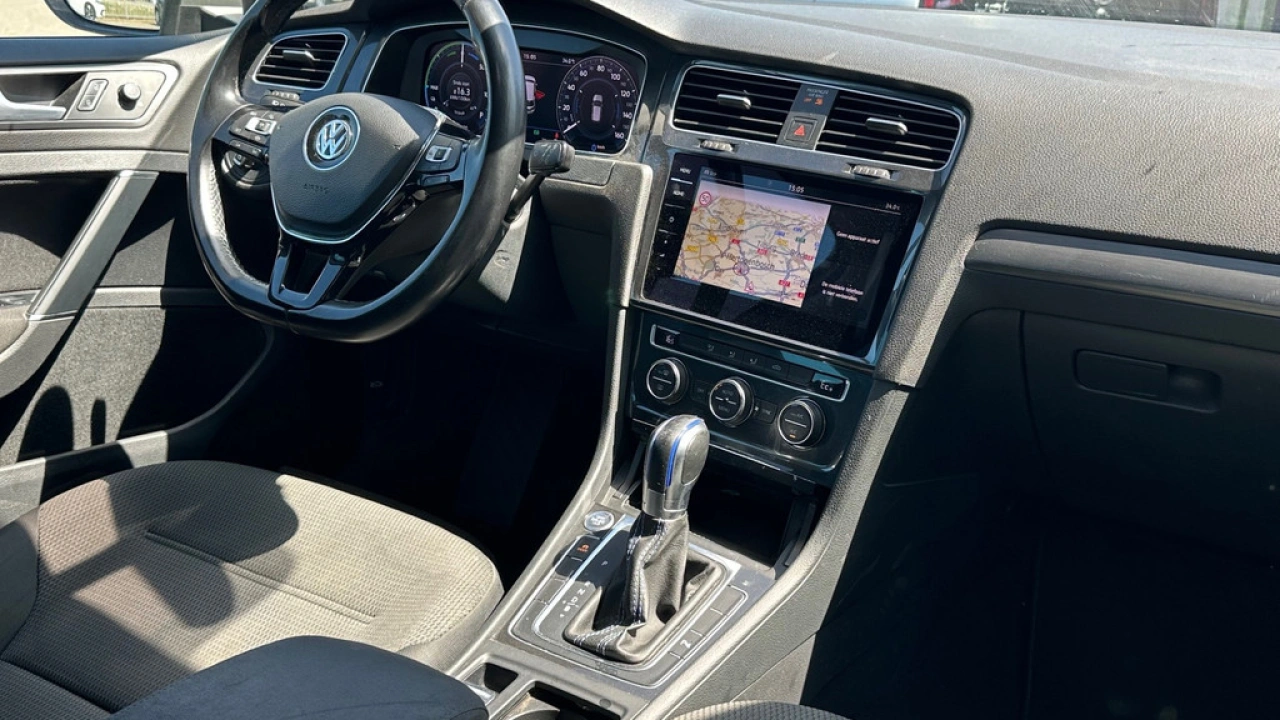Volkswagen e-Golf e-Golf 36 kWh 136pk Warmtepomp Navigatie Key Less
