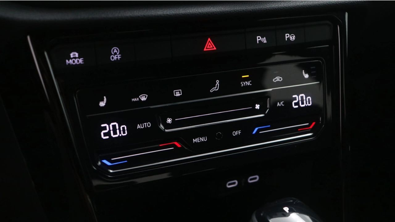 Volkswagen T-Roc 1.5 TSI 150pk DSG R-Line Leder Navigatie